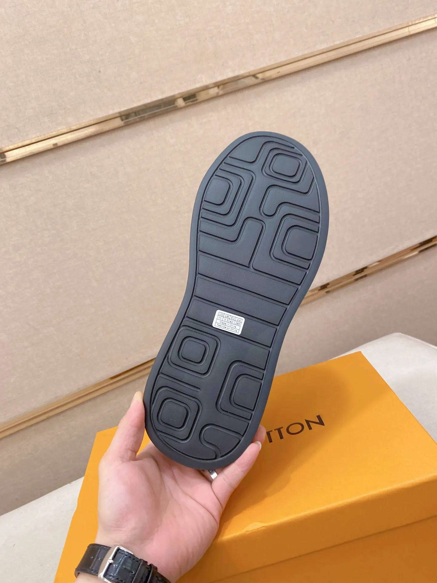 Men's shoes 💰: 480💰🎉🎉LV~Louis Vuitton trendy men's shoes New shipments Latest matching The same style as the official website Super high quality Hot sales of the season [strong] [strong] [strong] Selected first-layer cowhide, comfortable cowhide lining, original last, comfortable on the foot, wear-resistant rubber outsole Size number: 38-44.